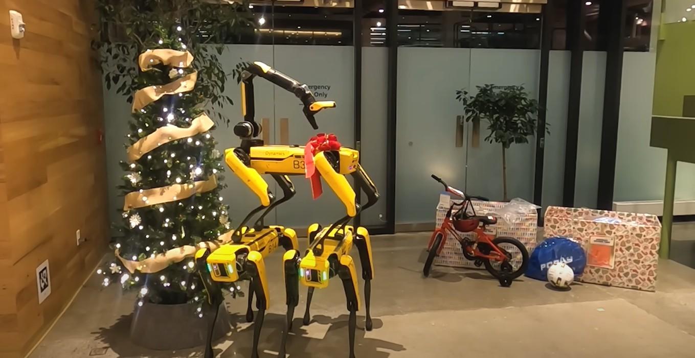 Видео: робопсы Boston Dynamics попытались нарядить елку